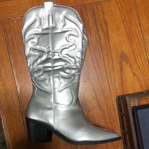 BRAND NEW SILVER BOOTS! - Picture 8 of 10